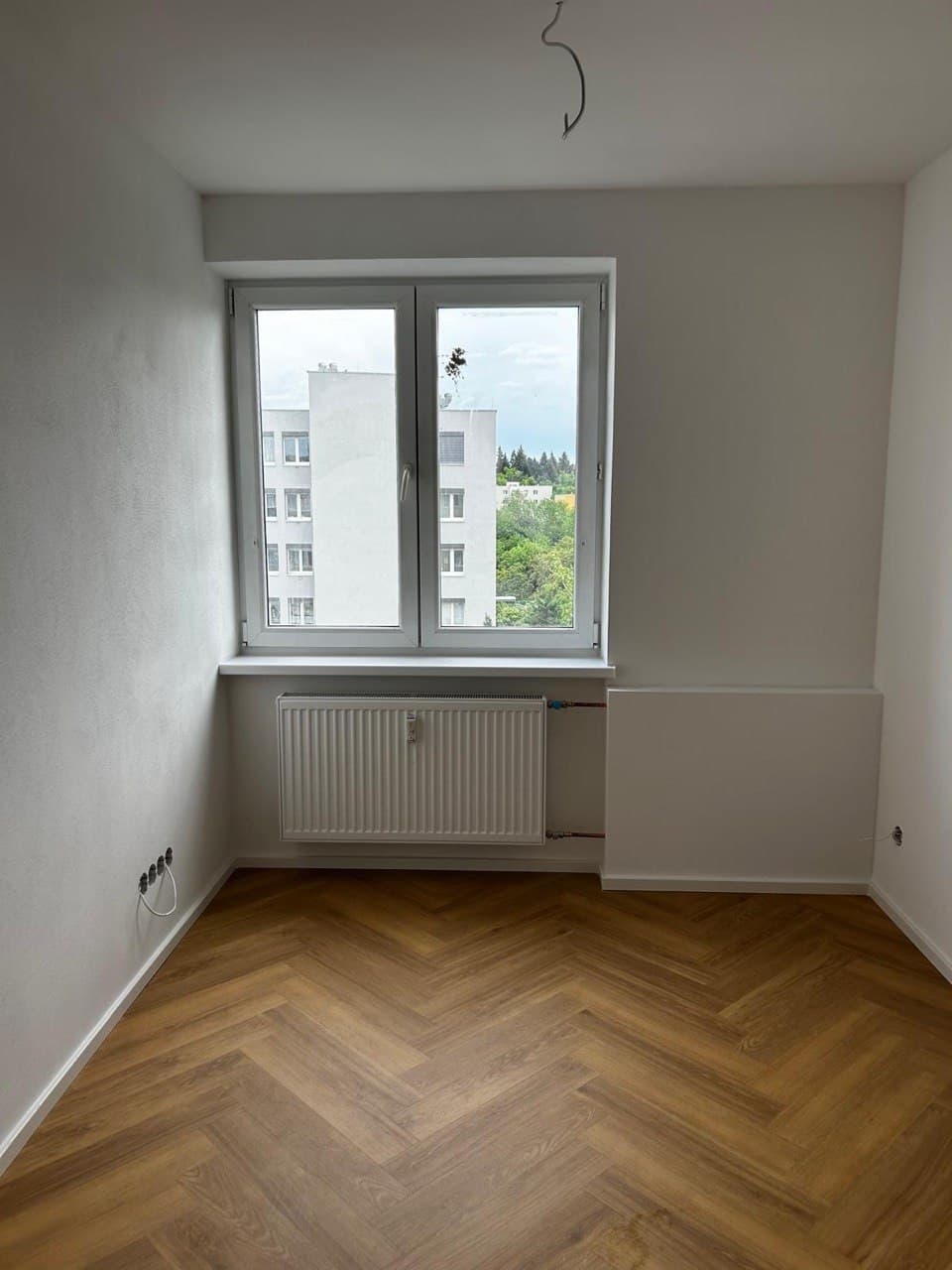 Dokončený interiér s vinylovou podlahou ve vzoru rybí kosti a novým parapetem