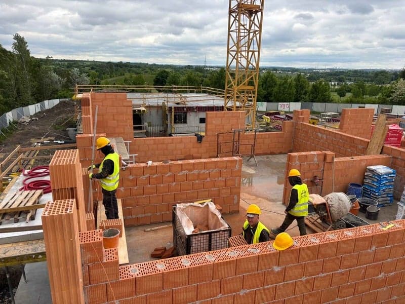 Zedníci při zdění obvodových a vnitřních stěn bytového domu